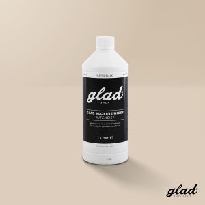Witte fles Glad Vloerreiniger Intensief van 1 liter tegen beige achtergrond, speciaal voor kunststof gietvloeren.
